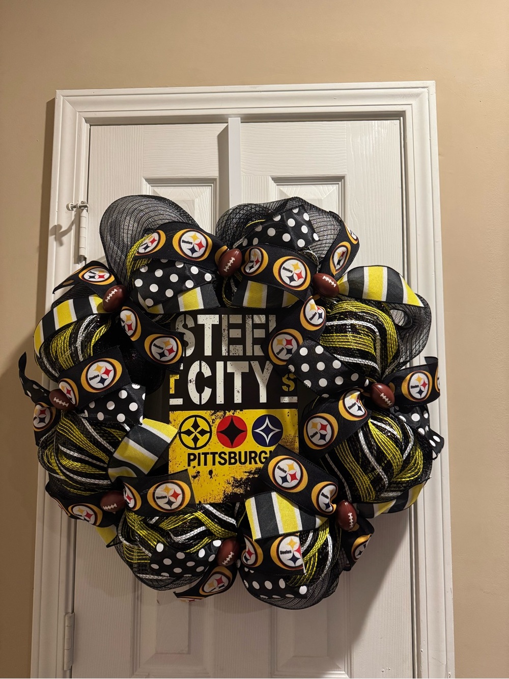 Pittsburgh Steelers Decorative Wreath - Black & Yellow